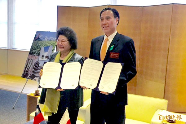 陳菊（左）與阿部守一（右）續簽「觀光暨教育交流合作備忘錄」，高雄與日本關係更密切。（記者洪定宏翻攝）