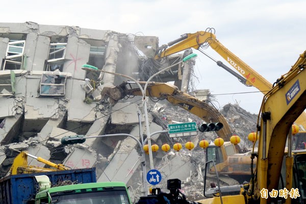 因台南地震倒榻的維冠大樓。（資料照，記者蔡文居攝）