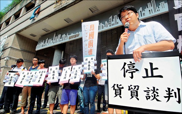 經濟民主連合召集人賴中強昨質疑民進黨要趕在立院本會期完成兩岸監督條例立法，就是希望休會時與中國談貨貿協議。圖為賴中強（右一）去年四月間與數十位社團代表要求經濟部停止貨貿談判。（資料照）