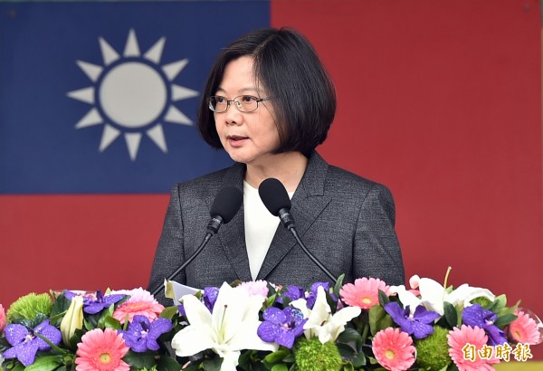 總統當選人蔡英文在出席中執會時笑稱「這樣不就適用在我身上了嗎?」(資料照,記者張忠義攝) 總統當選人蔡英文在出席中執會時笑稱「這樣不就適用在我身上了嗎?」(資料照,記者張忠義攝)