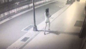 李女被搶後在街頭狂奔呼救。(資料照,記者劉慶侯翻攝) 李女被搶後在街頭狂奔呼救。(資料照,記者劉慶侯翻攝)