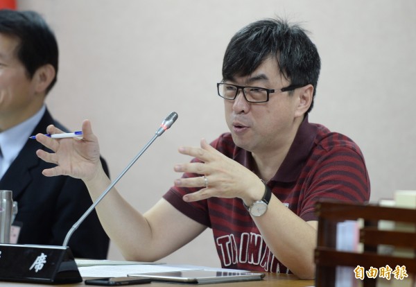 由於藍綠兩黨沒有共識,民進黨召委段宜康最後則以人數優勢表決通過「總統交接條例」。(記者林正堃攝) 由於藍綠兩黨沒有共識,民進黨召委段宜康最後則以人數優勢表決通過「總統交接條例」。(記者林正堃攝)
