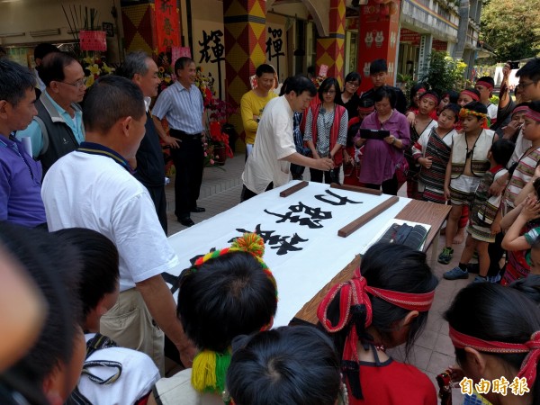 章厚倫揮毫，陶冶原鄉學童書法視野（記者蔡政岷攝）