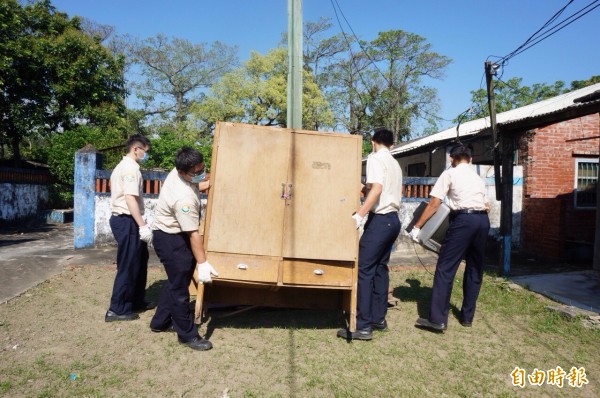 替代役男整理打掃陳男住家。（記者楊金城攝）