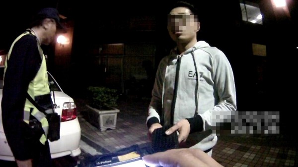 陳男開車攜毒躲巷內好高興，哪知另一頭早就有警察在等候。（記者許國楨翻攝）