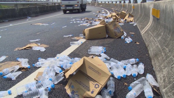 貨車失控，礦泉水灑滿地。（記者顏宏駿翻攝）（