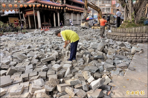 三峽老街口造價不菲的石板、鐵磚遭拆，引發文史團體憂心，紛紛撿拾石板、拍攝鐵磚留念。（記者張安蕎攝）