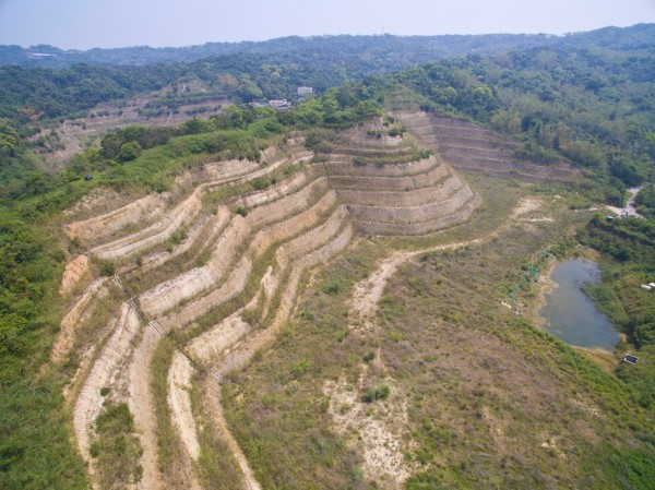 彰化縣長魏明谷在臉書貼出八卦山長年來被開發破壞的空拍照，堅定重申縣府的「禁採陸砂」政策。（圖擷自魏明谷臉書）