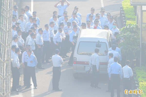 北捷殺人案，提訊鄭捷到最高法院開庭，數十名法警層層戒備。（記者王藝菘攝）