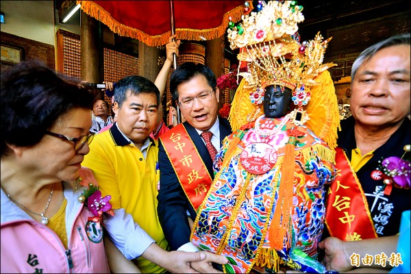 台中市長林佳龍（圖中後方）主持旱溪媽祖起駕典禮。（記者張瑞楨攝）