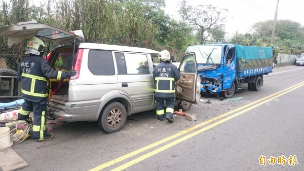 一輛工程車今天在板橋環河路段逆向超車，消防救出受困肇事駕駛。（記者吳仁捷攝）