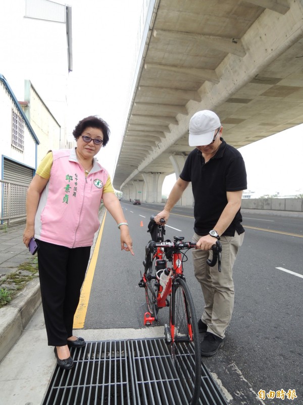 市議員邱素貞（左）要求市府改善水溝蓋縫隙太寬的問題。（記者蘇金鳳攝）