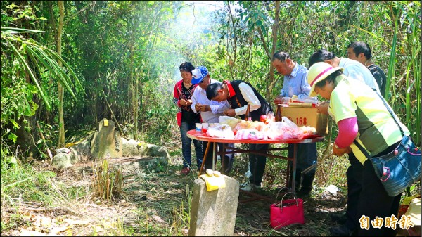 吉安鄉民江國治在壽豐鄉溪口村整地時發現8座超過60年軍人孤墳，被荒煙蔓草覆蓋無人祭拜。（記者王錦義攝）