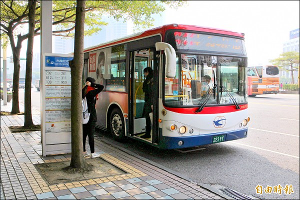 大台北公車運價（成本）與票價調整案遲遲沒有下文，業者日前發文給雙北市府，決定4月1日先調薪，日後市府再補足運價與票價的補助款差額，獲得首肯。（記者郭逸攝）