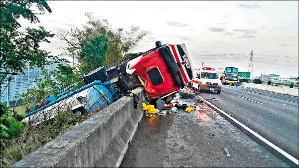 載運硫酸的化學槽車翻覆，消防人員現場警戒。（記者湯世名翻攝）