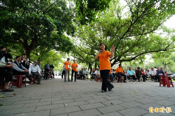 宜蘭中山公園大樹廣場，演出互動式歌仔戲滾歌仔，展現宜蘭特色與民間文化活力。（記者江志雄攝）