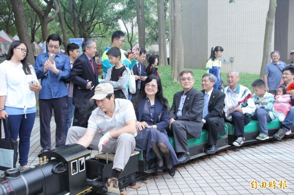 交大120週年校慶活動，睽違20年的蒸氣小火車登場，幾個校長也童心未泯搭乘小火車，學校也頒發傑出校友，像滾石唱片總經理段鍾潭和中科院研發中心徐炎廷等人。（記者洪美秀攝）