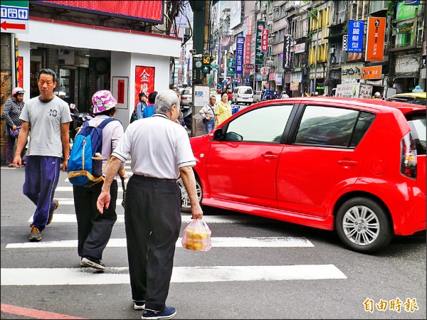 車輛未禮讓穿越斑馬線的行人，警方將加強執法。（記者盧賢秀攝）