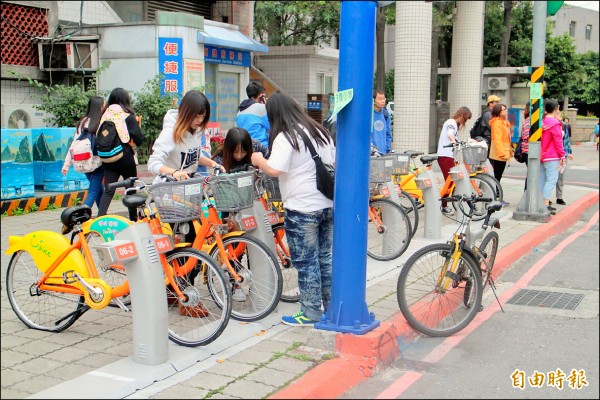 雙北市持續拓展YouBike租賃站，部分站點間的路線與公車重疊，吸收部分客源，公車業者苦哈哈。（記者郭逸攝）