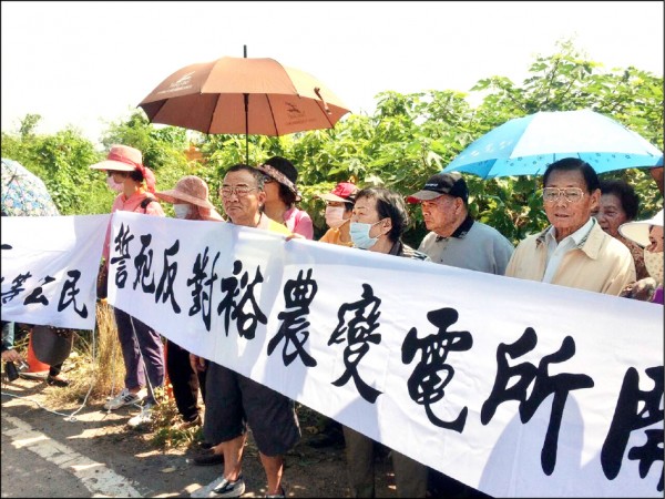 後甲社區居民昨日到仁德區抗議，台電開挖沒有經過居民同意，但台電回應已經與居民協調，並合法取得開挖執照。（記者王捷翻攝）