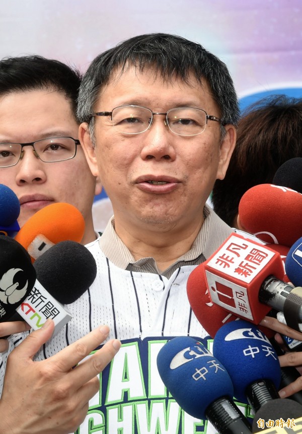 台北市長柯文哲今受訪表示，為藍綠和解氣氛，希望馬特赦扁。（記者方賓照攝）