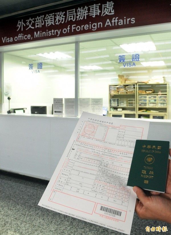 外交部實施新規後，今年清明連假有超過20名民眾至桃園機場重辦護照遭拒。（資料照，記者朱沛雄攝）