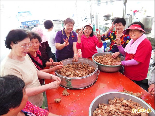 福興宮的義工熱情投入備餐要款待進香團及香燈腳的到來。（記者廖淑玲攝）