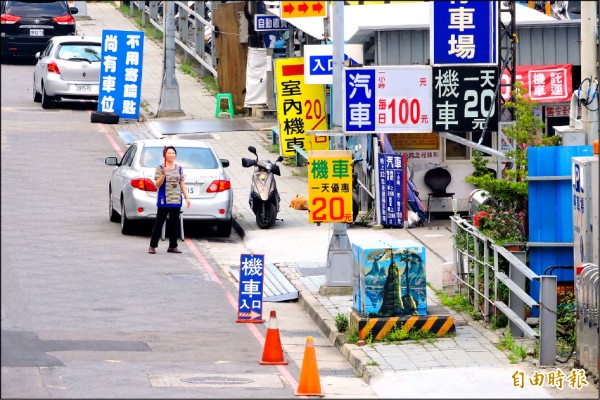 高鐵台中站周邊民營停車場林立，普遍都為一天一次一百元。（記者何宗翰攝）