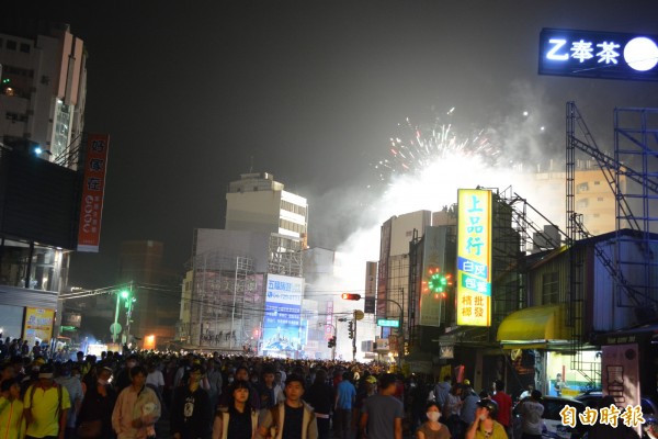 大甲媽祖鑾轎今天凌晨行經彰化市三民路，現場煙火四射相當熱鬧。（記者湯世名攝）