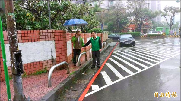 市議員李光達認為慈文國中旁人行道太窄，對民眾不方便。（記者謝武雄攝）