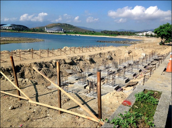 車城後灣沙灘埋設地基進行堤防改善，遭民眾批評沙灘被挖出大坑洞，還埋設一大堆地樁，恐傷害生態。（記者蔡宗憲翻攝）