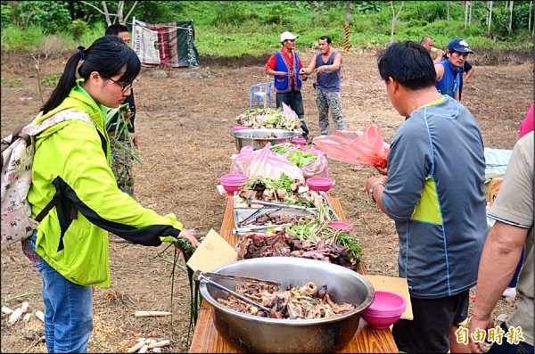 「卡米莎度（上里）部落」射耳祭，族人就地烹煮獵物，分享美食。（記者陳賢義攝）