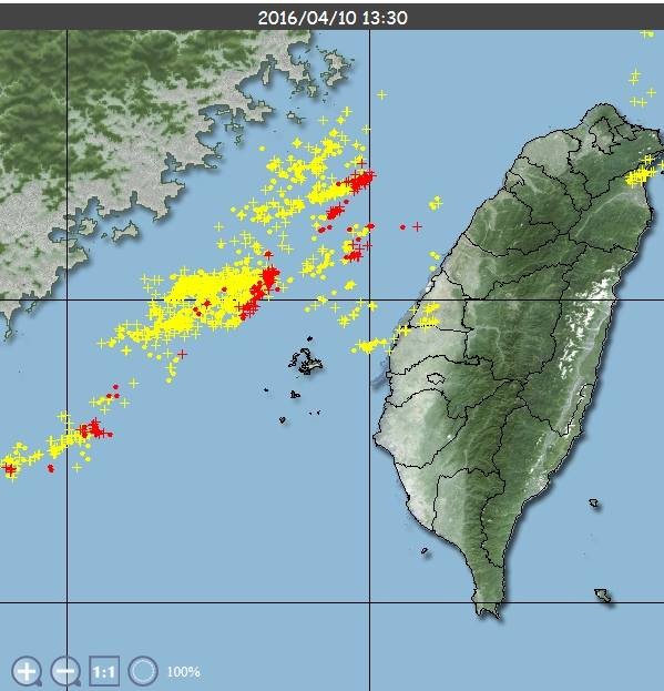 10日下午1點半的即時閃電資料，可看見閃電現象逐漸靠近台灣本島。（圖擷自鄭明典臉書）