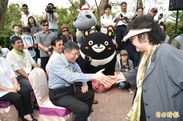 台北市立動物園借給壽山動物園一公一母的侏儒河馬，今天開館，台北市長柯文哲特地參加開幕儀式，高雄市長陳菊熱烈歡迎。（記者張忠義攝）
