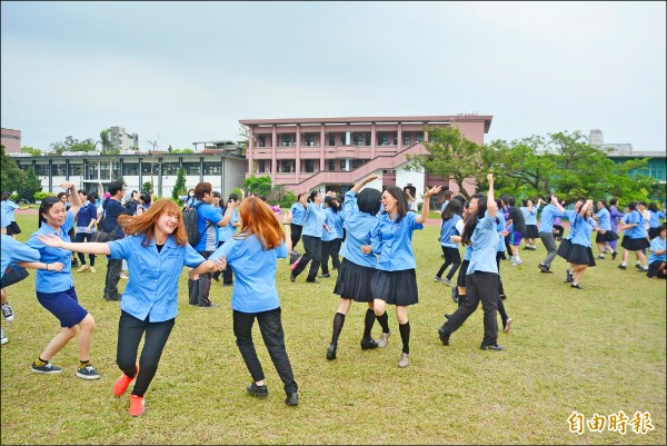 蘭陽女中學姊學妹共舞「晚舞」，是學校傳統，也凝聚感情。（記者游明金攝）