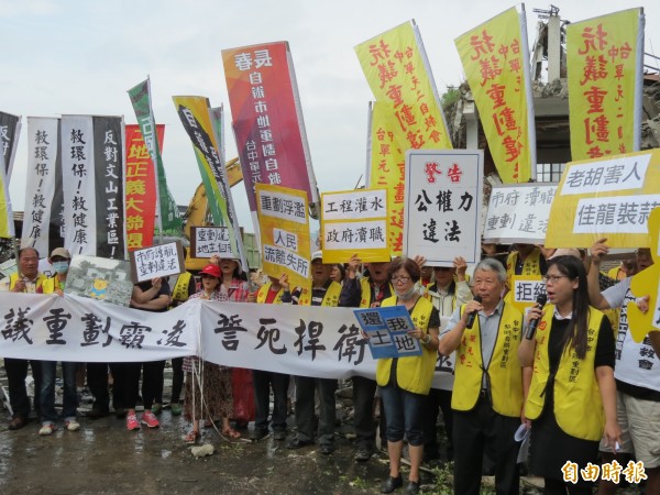 中市第二單元賴姓地主住家遭強制拆除，多名重劃區自救會前往聲援抗議（記者蘇金鳳攝）