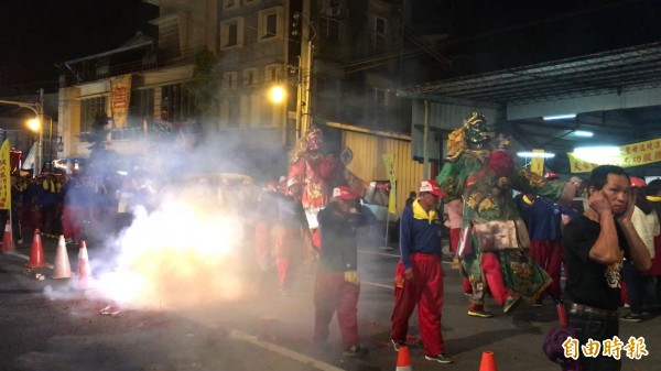 大甲媽祖遶境隊伍昨晚抵達雲林縣境，今年鞭炮燃放明顯減少，空氣品質比往年好。（記者林國賢攝）