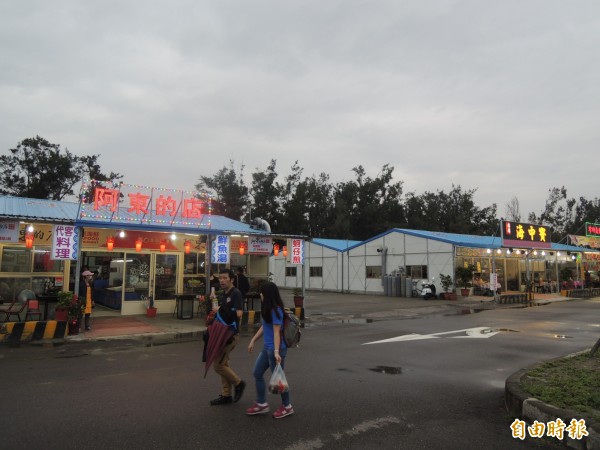 這兩間餐廳已移至梧棲漁港停車場旁，位置又相鄰。（記者張軒哲攝）