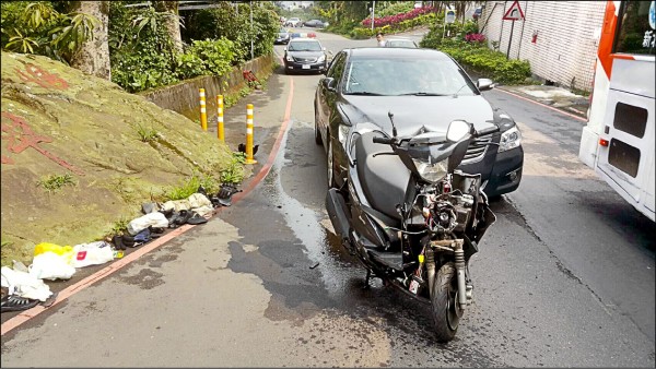 男子機車車頭嚴重受損。
（記者余衡翻攝）