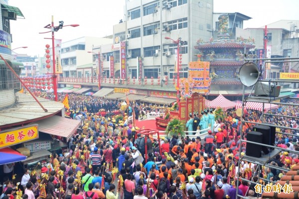 大甲媽祖祝壽大典，數萬信徒擠滿奉天宮前街道。（記者蔡宗勳攝）