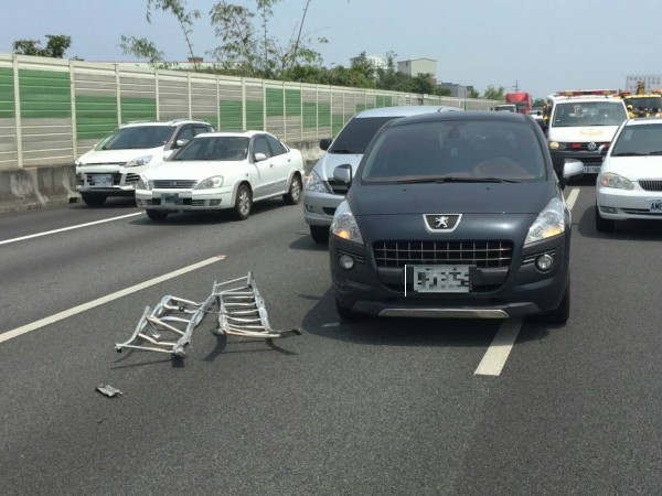 這部掉落國道的鋁梯，引起6車事故。（記者張軒哲翻攝）