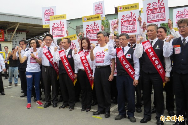 副總統當選人陳建仁（右四）授旗運將司機，勉勵勇敢戒菸。（記者陳鈺馥攝）