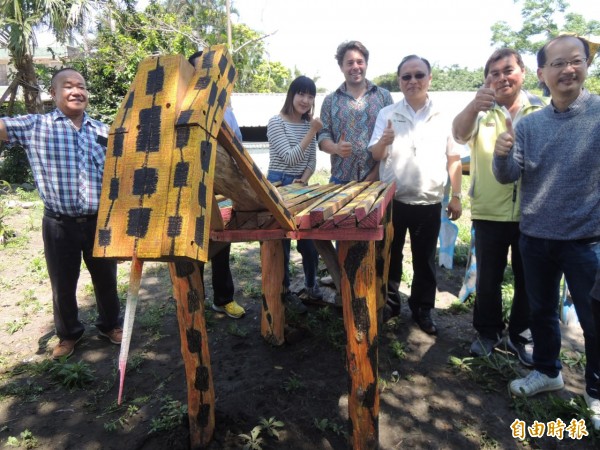 宜蘭縣長林聰賢（右3）到壯圍鄉欣賞想像獸作品。（記者江志雄攝）