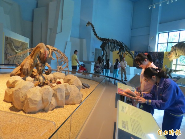 忠明高中把科博館當教室，學生前往科博館「玩很大」。（記者蘇孟娟攝）