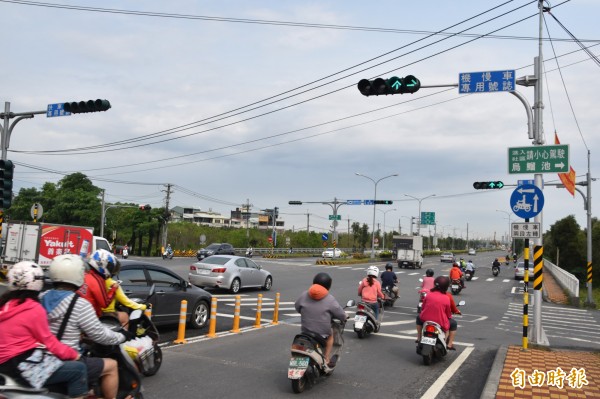 橋頭區成功北路（省道台1線）和筆秀路交叉口，3年發生73件交通事故，傷亡無數「如虎口」！（記者蘇福男攝）