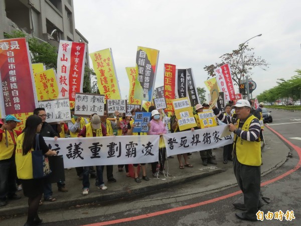 多名中市各重劃區的地主前往黎明重劃區遭拆屋的賴姓地主家聲援，抗議市府瀆職，重劃違法。（記者蘇金鳳攝）