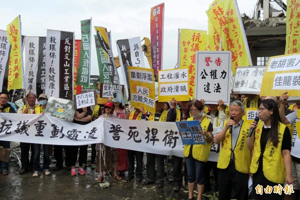 多名中市各重劃區的地主前往黎明重劃區遭拆屋的賴姓地主家聲援，抗議市府瀆職，重劃違法。（記者蘇金鳳攝）