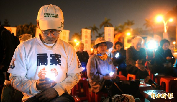 圖為本土社團「臺灣民主人權平台」2014年10月舉辦聲援前總統陳水扁晚會，並以燭光為陳水扁祈福。（資料照，記者王敏為攝）