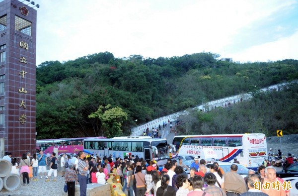 中客團遊覽車進出西子灣畫面。（資料照，記者張忠義攝）