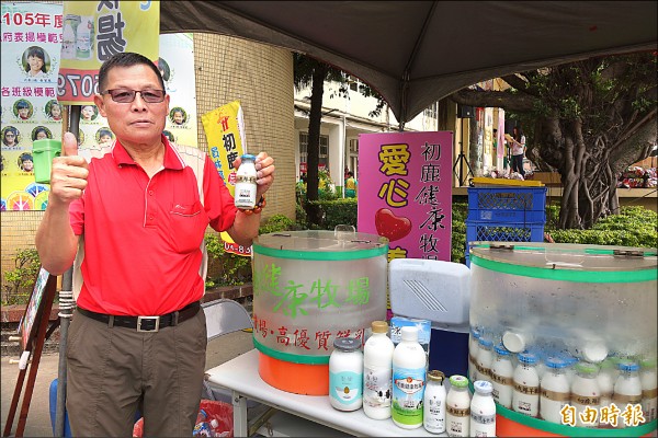 乳品代理商楊進義，前進校園舉辦愛心義賣，義賣所得就捐給學校。（記者劉曉欣攝）